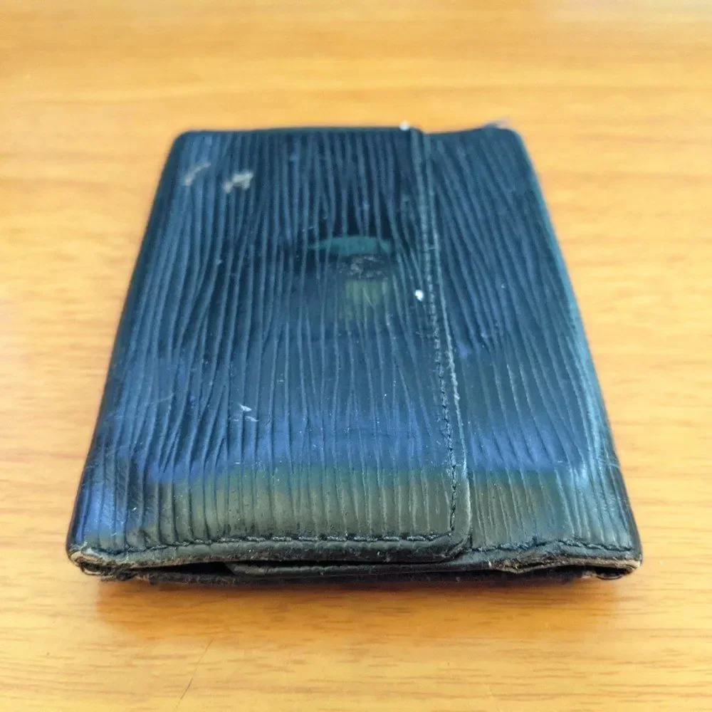 Louis Vuitton Epi Key Holder/Wallet #905💥PRICE DROP💥